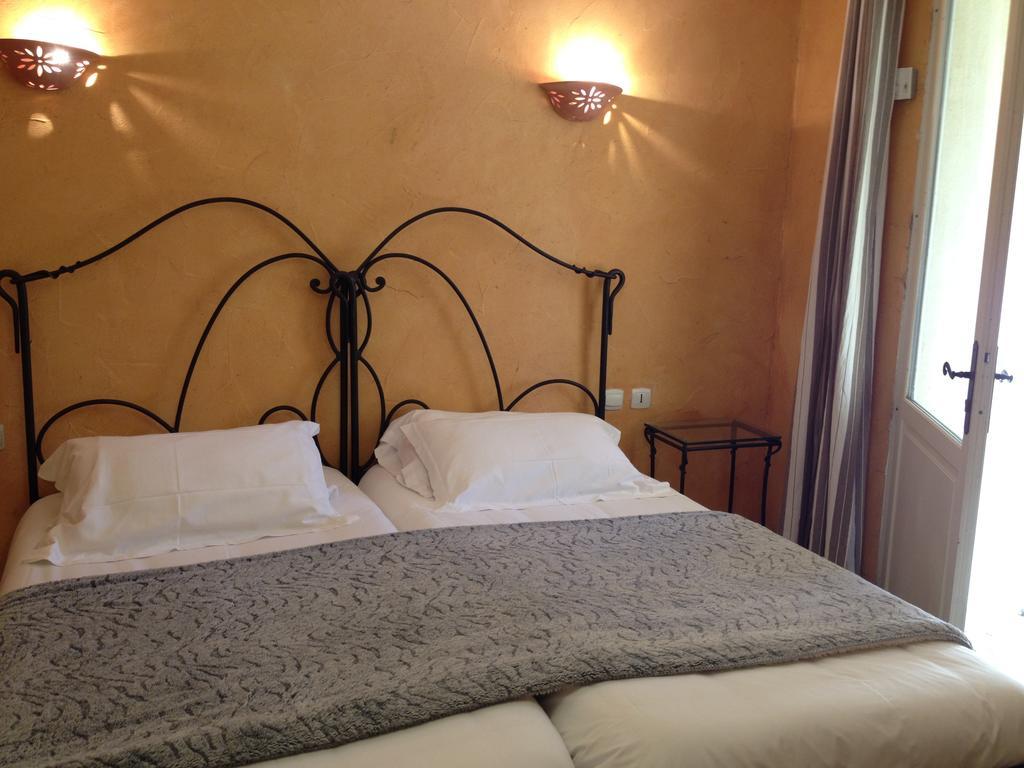 Hotel Lou Caleu Restaurant Le Rocher Des Abeilles Saint-Martin-de-Castillon エクステリア 写真