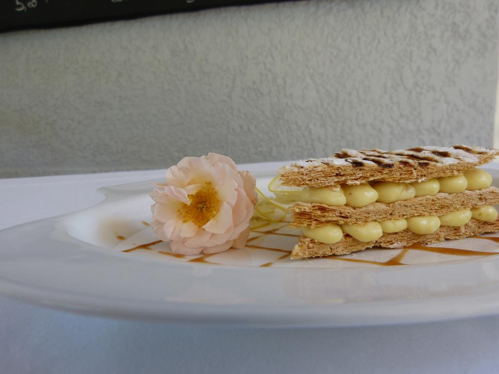 Hotel Lou Caleu Restaurant Le Rocher Des Abeilles Saint-Martin-de-Castillon エクステリア 写真